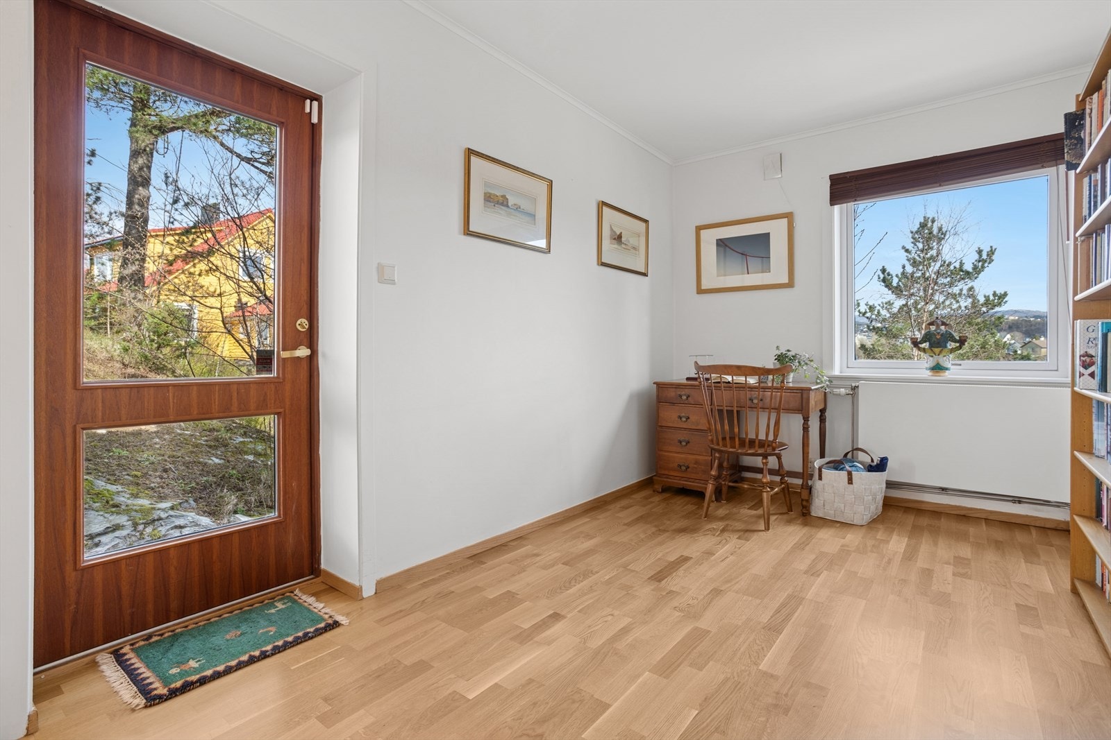 Rom med utgang til hagen, og oppgang herfra til loftet. Galleribilde