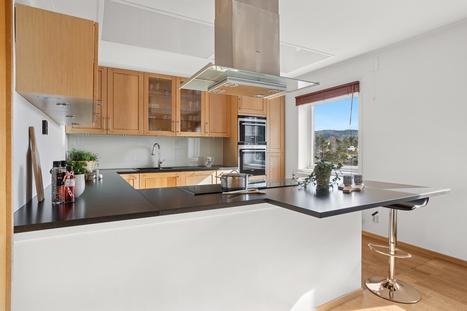 God skap og benkeplass, og store vinduer gir et godt miljø på kjøkkenet. Galleribilde