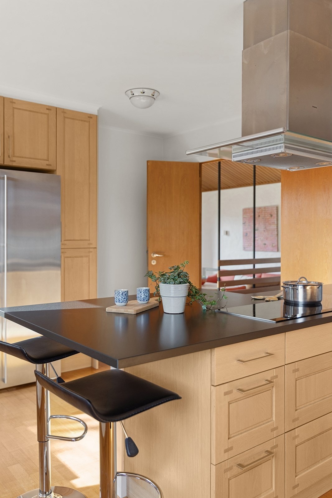 Fra kjøkken inn mot spisestue. Galleribilde