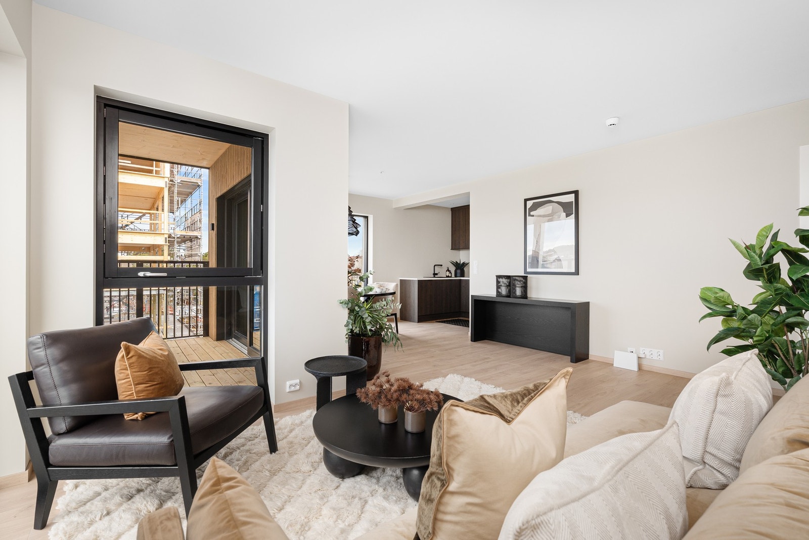 Fra stuen har en adkomst til romslig balkong Galleribilde