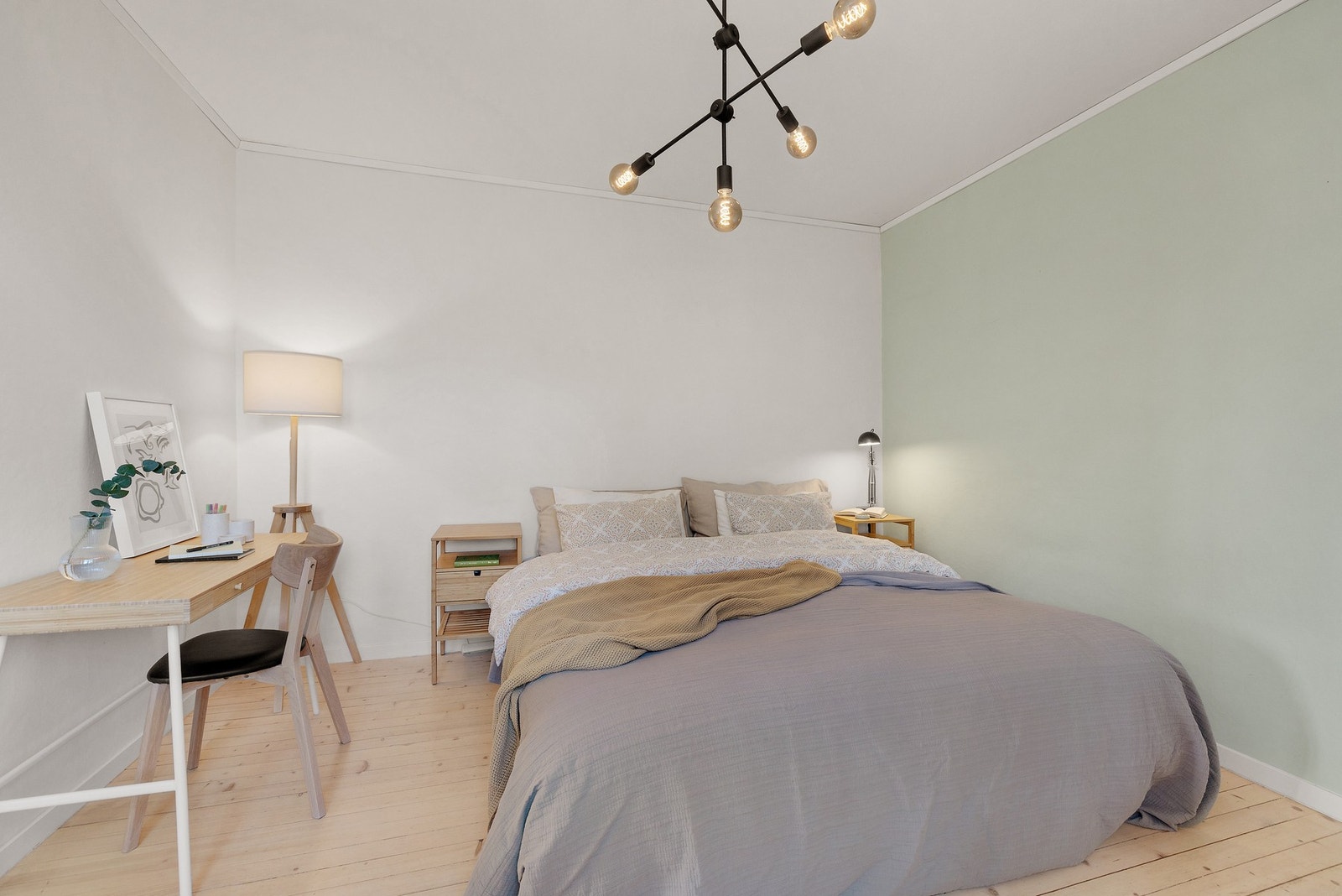 Boligens hovedsoverom er av god størrelse Galleribilde