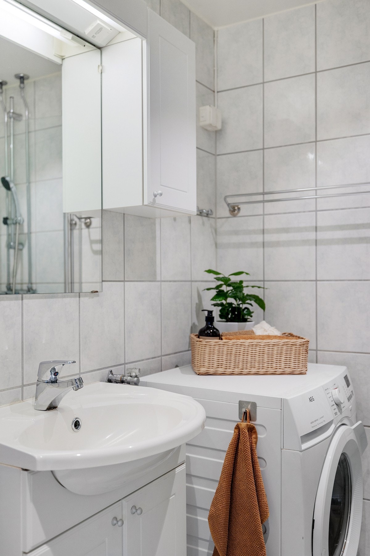 Det er opplegg for vaskemaskin, samt elektriske varmekabler i gulv Galleribilde