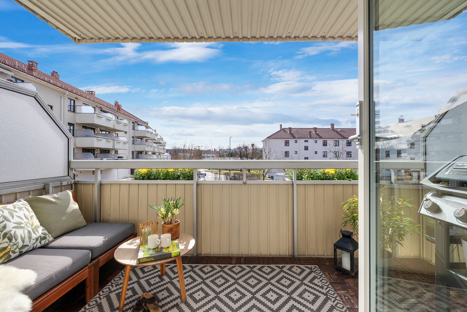 Fra stuen er det utgang til en sørvendt balkong på 8,3 kvm Galleribilde