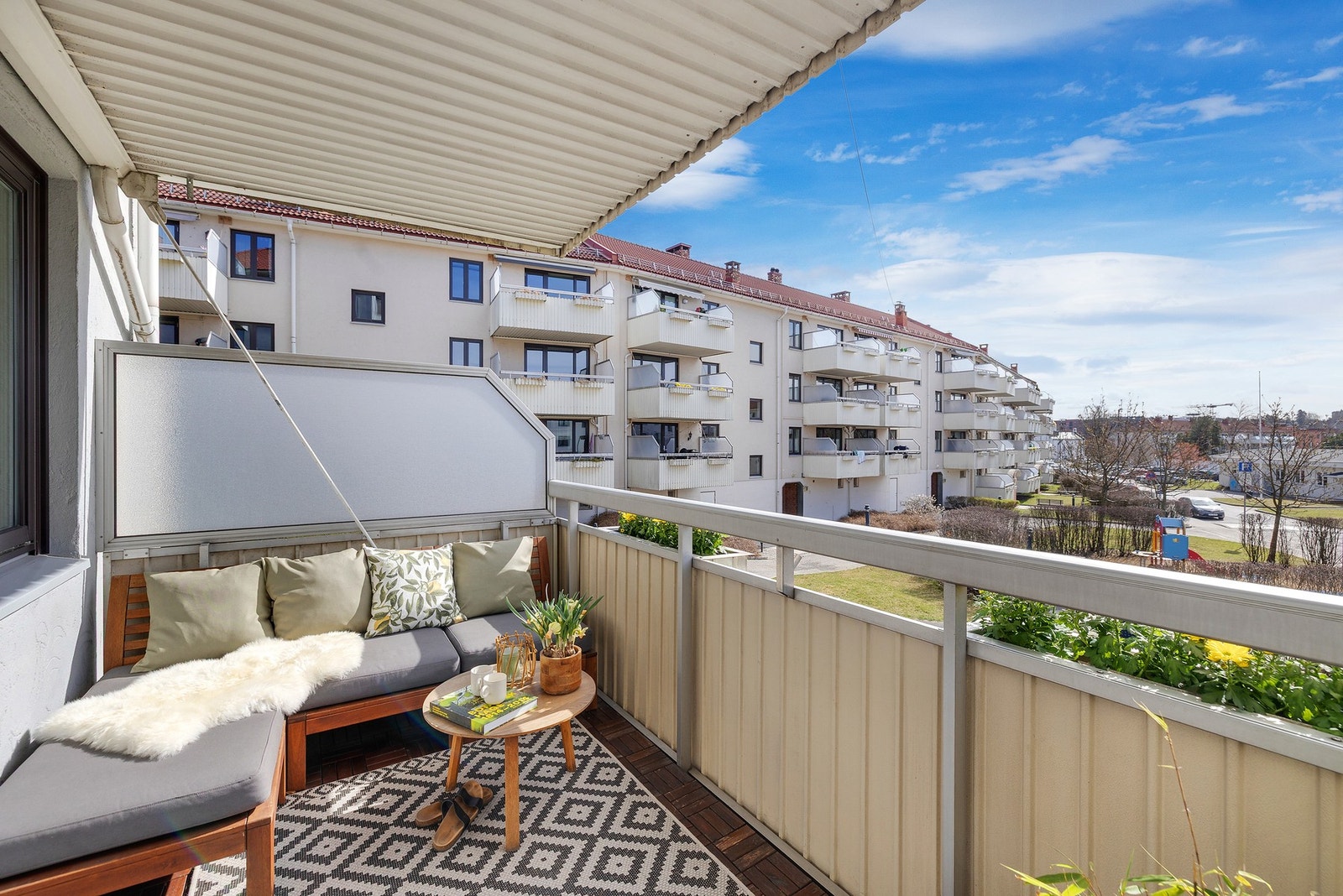 Balkongen ligger fritt til, og det er lite innsyn Galleribilde