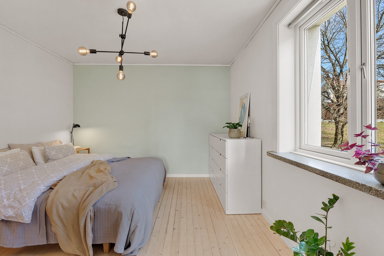 Det er god plass til dobbeltseng og tilhørende møblement Galleribilde