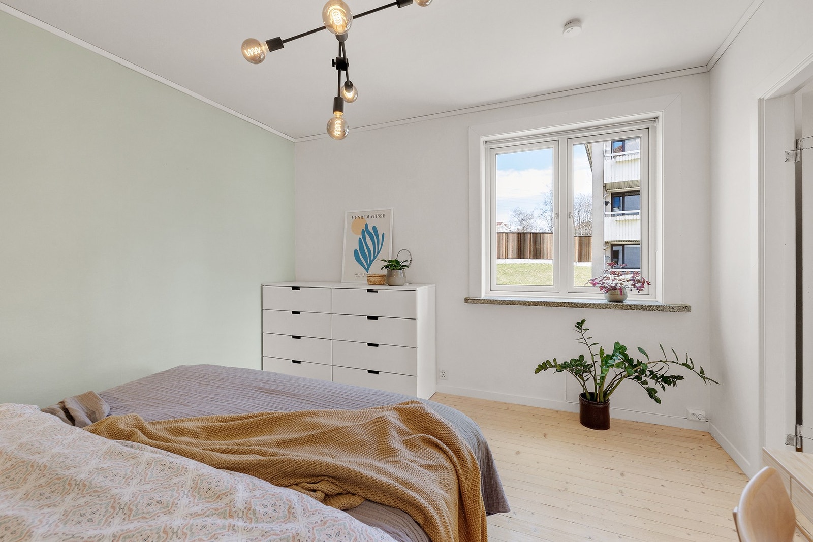 I tillegg til seng og garderobeskap, er det plass til skrivepult Galleribilde