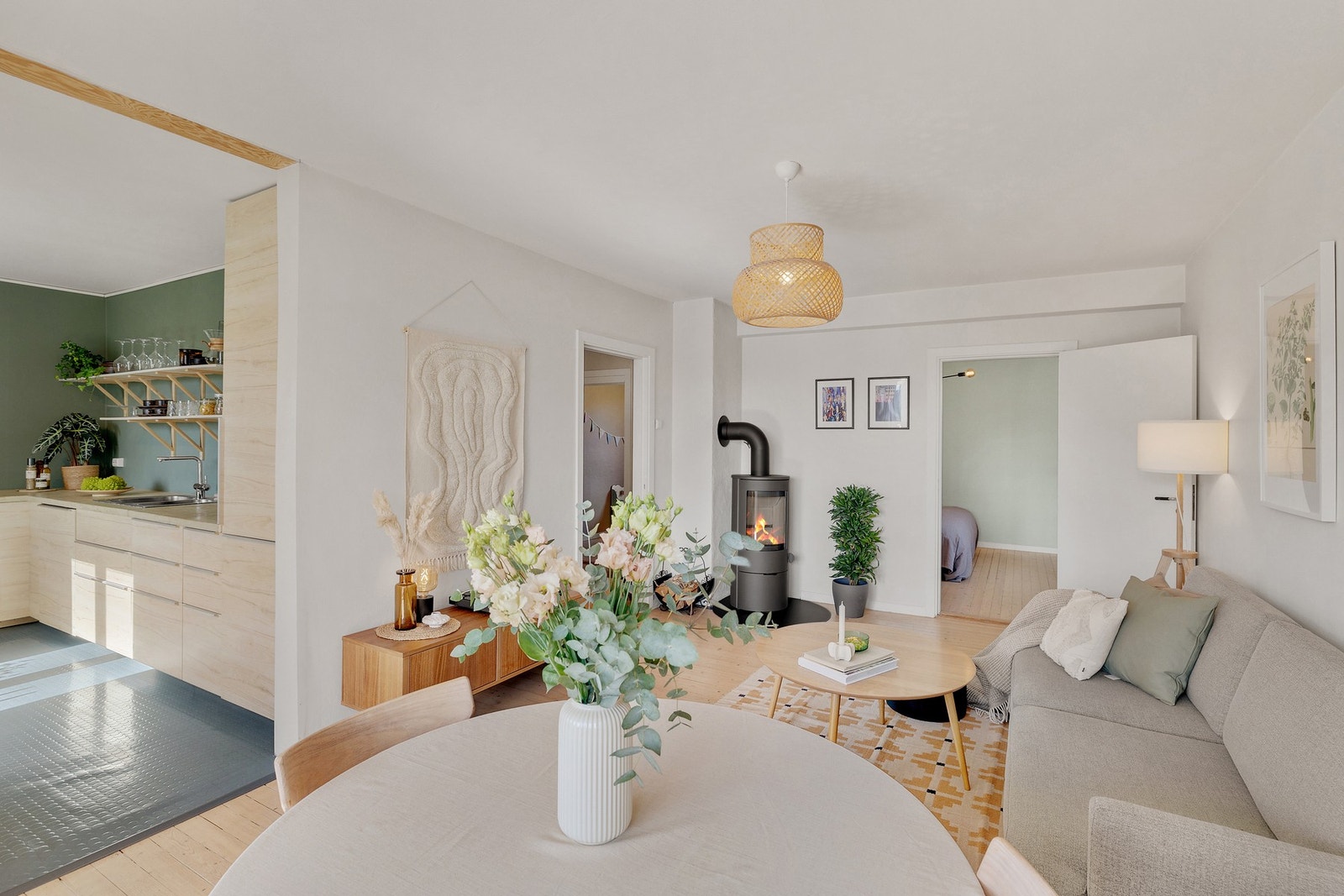 Leiligheten har et flott særpreg og stuen byr på gode møbleringsmuligheter Galleribilde