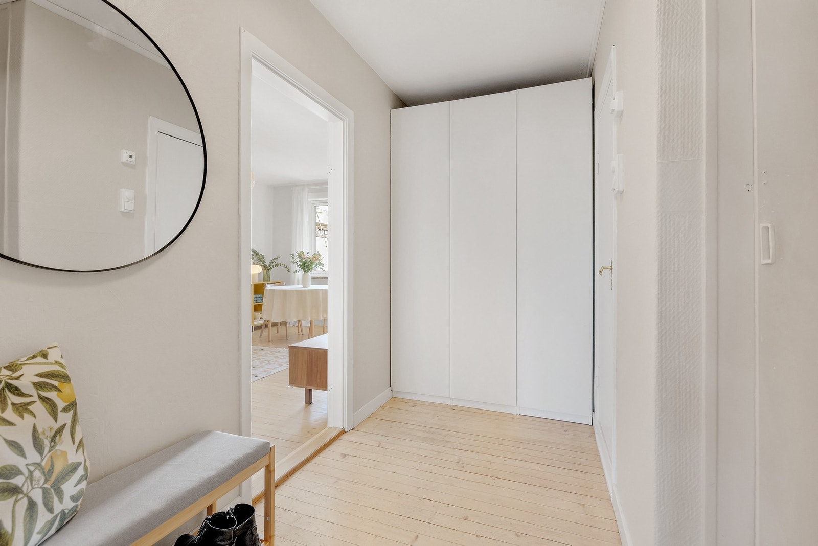 Lys og innbydende entré som gir et godt førsteinntrykk av boligen. Det medfølger garderobeskap som sørger for godt med oppbevaring Galleribilde