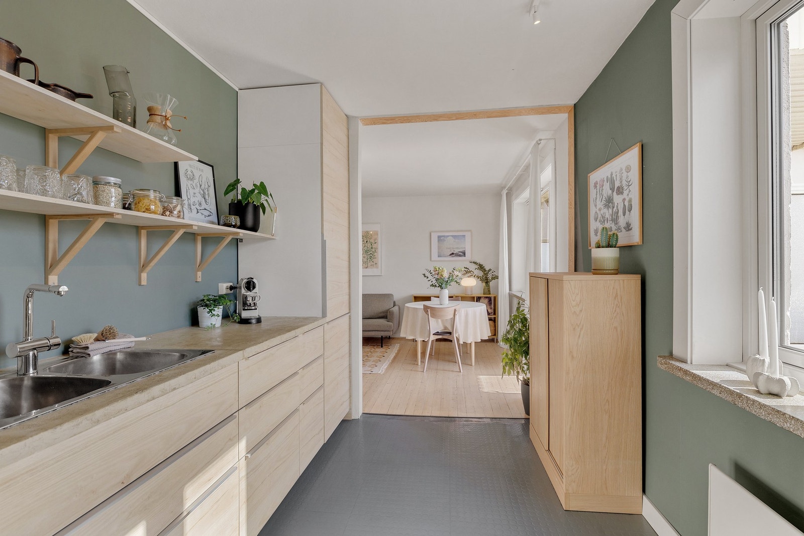 Innredning med folierte fronter og benkeplate i laminat med mikrosement Galleribilde