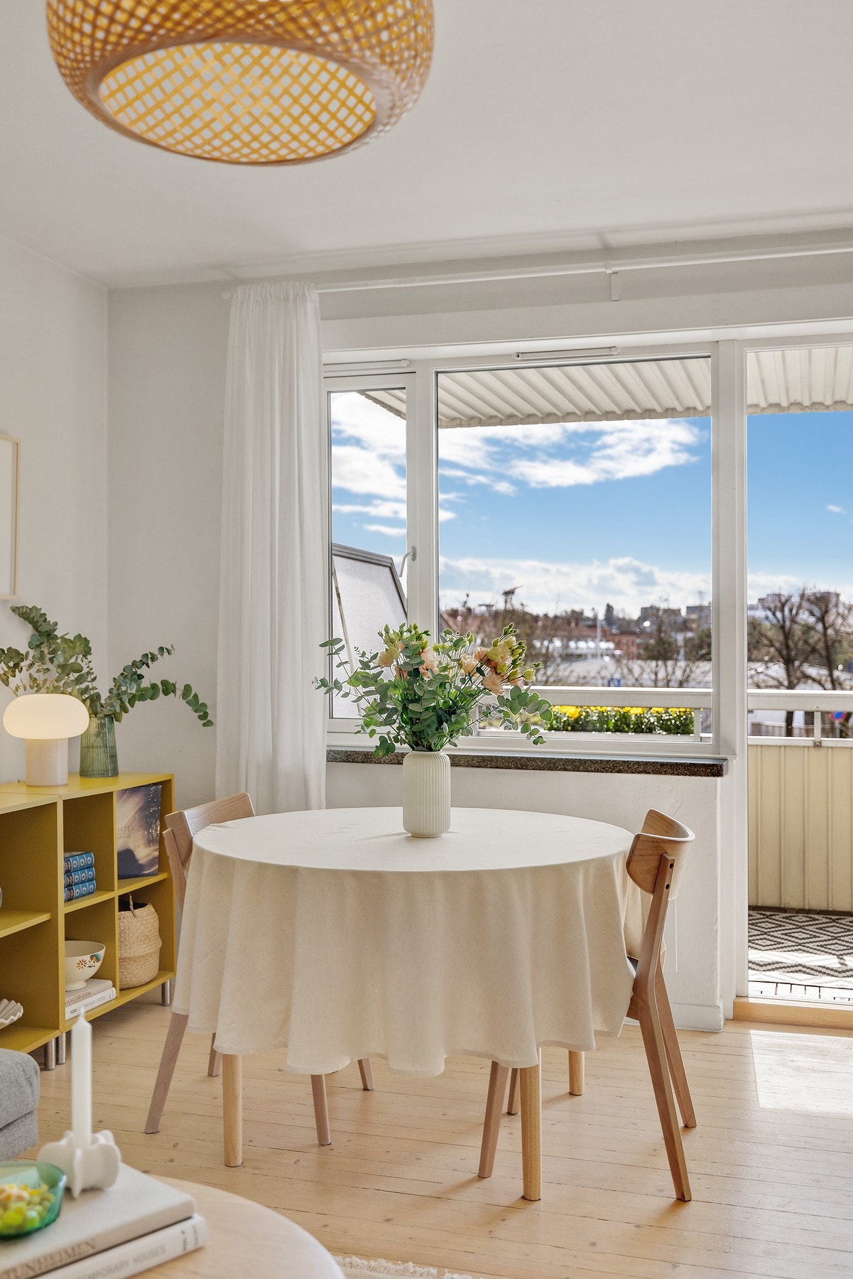 Det er god plass til spisebord i stuen Galleribilde