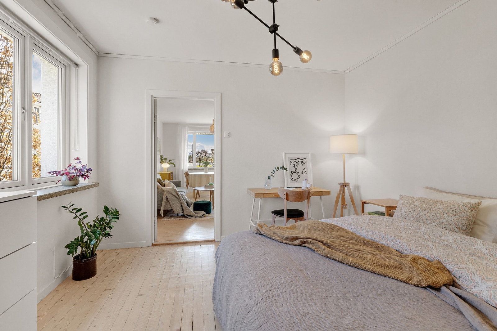 Også her er det store vindusflater som slipper inn godt med lys Galleribilde