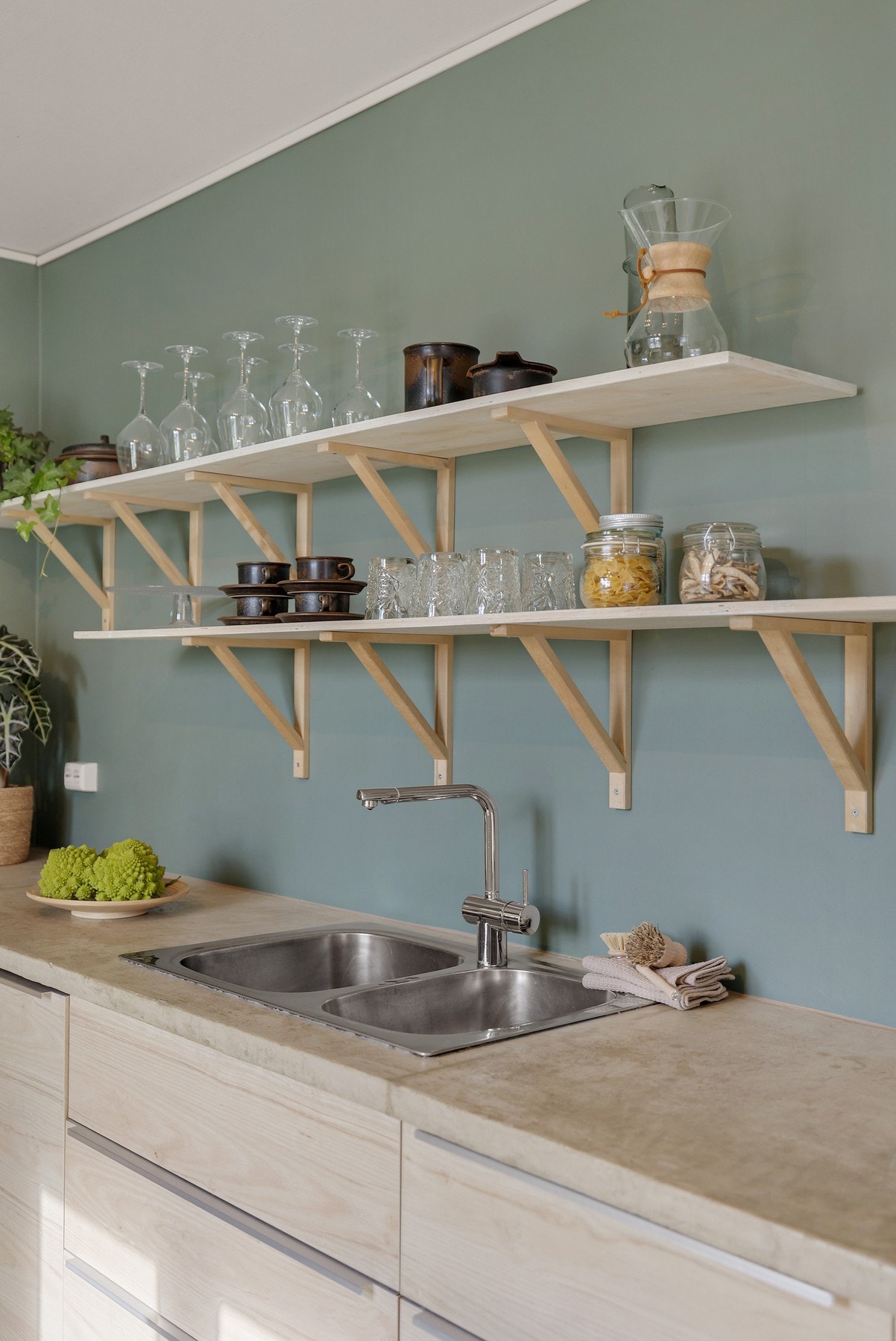 Integrerte hvitevarer med platetopp, komfyr, oppvaskmaskin og kjøl/frys Galleribilde