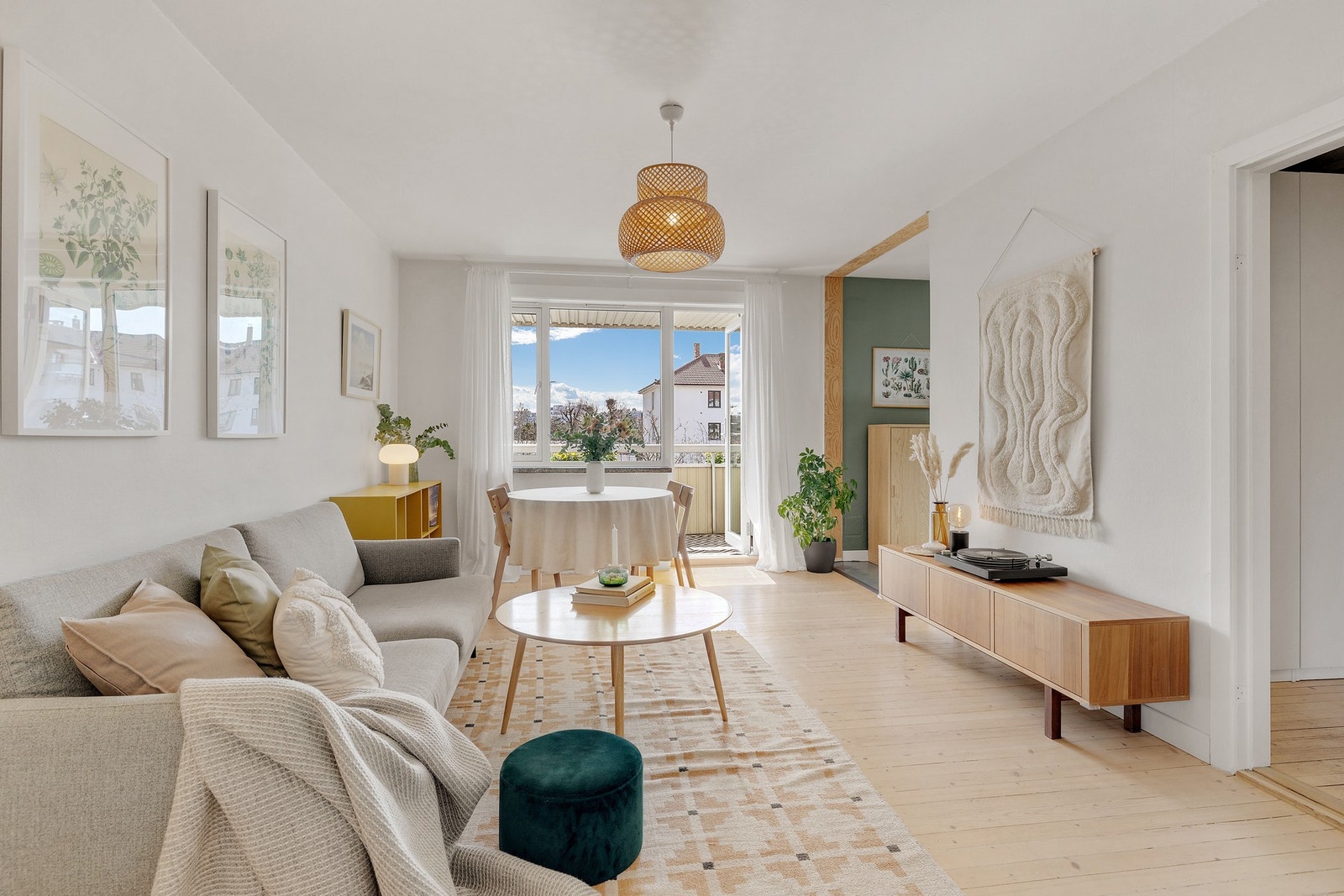 Legg merke til de store vindusflatene som sikrer rikelig med lysinnslipp Galleribilde