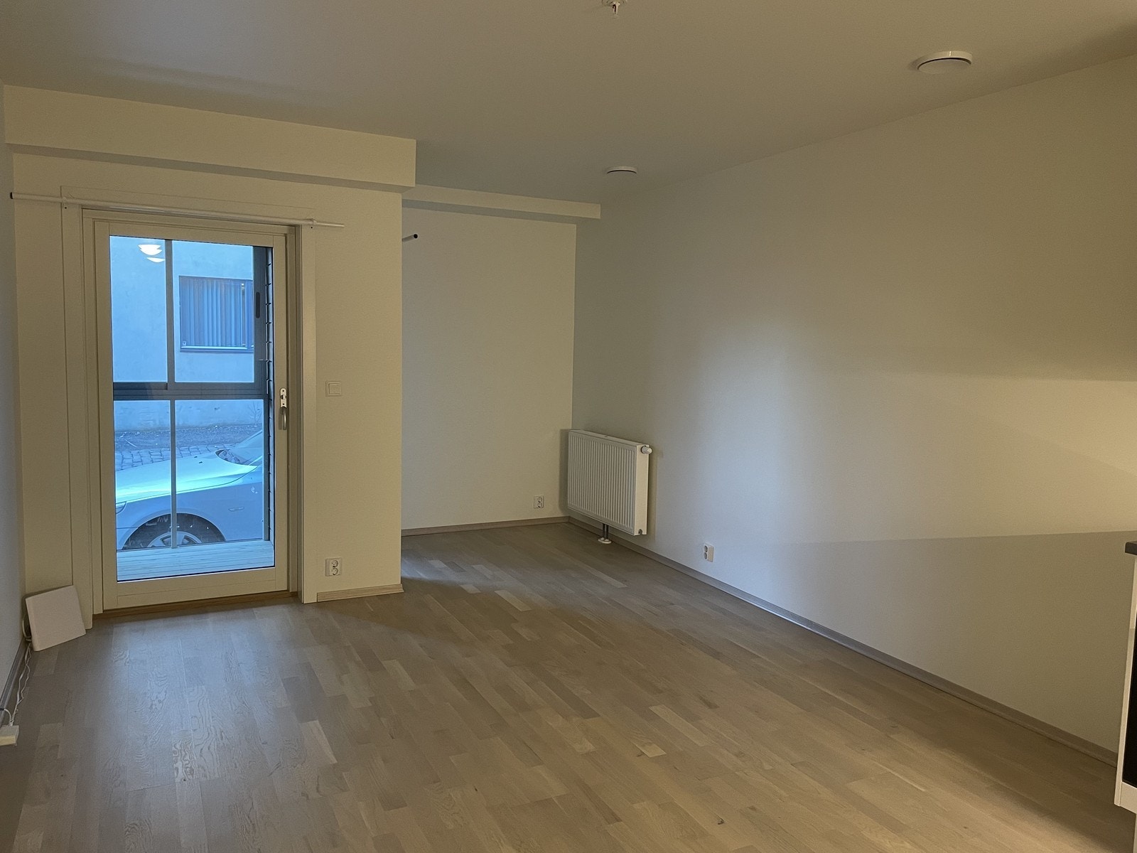 Fra stuen er det utgang til en luftebalkong med strømuttak. Leiligheten ligger ut mot en sidegate. Galleribilde