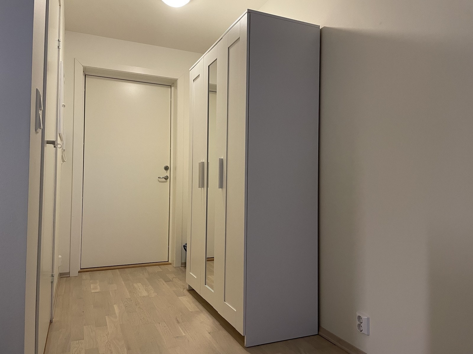 Leiligheten har et garderobeskap i gangen og ekstra lagringsbod i kjelleren. Galleribilde