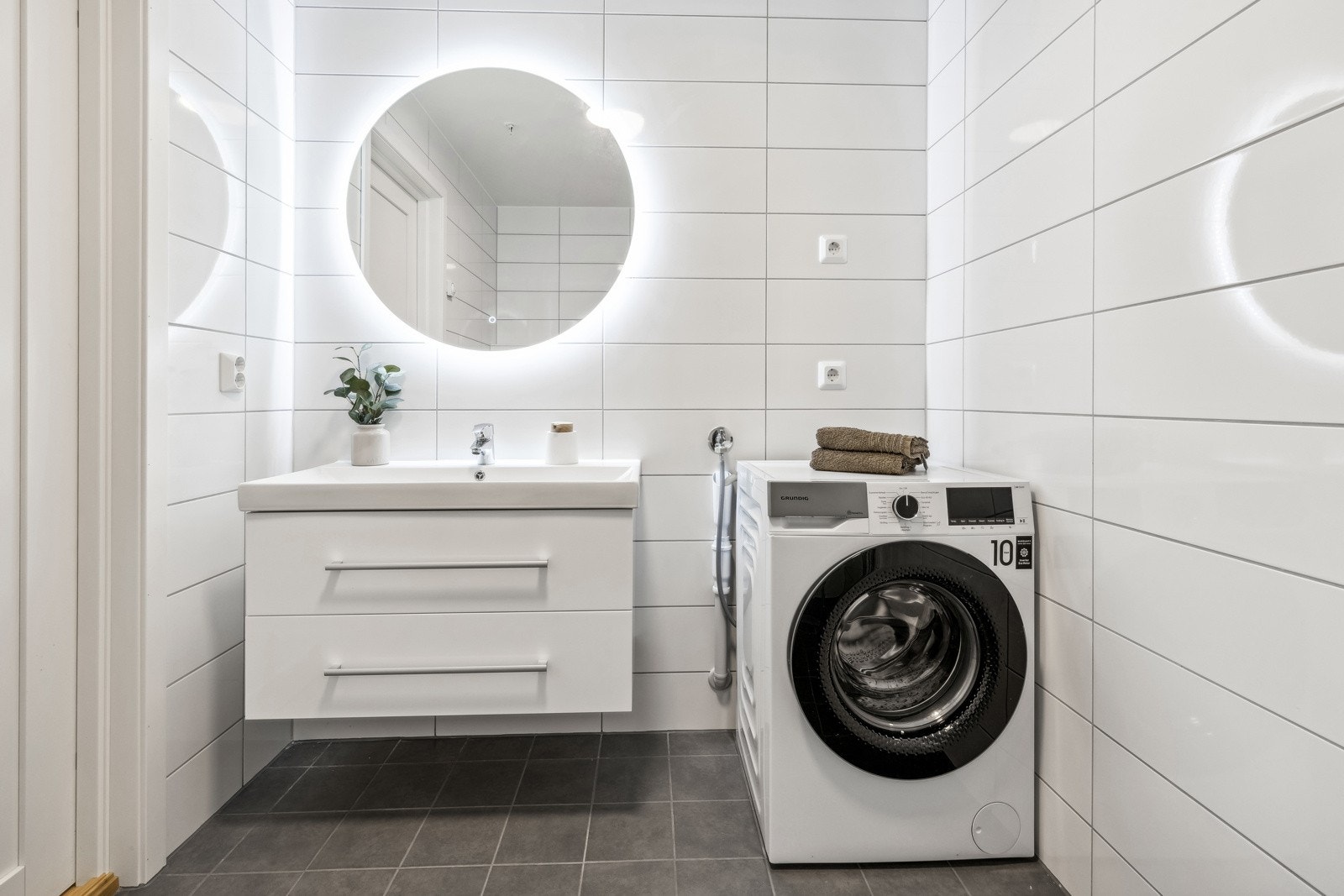Pent bad med ny vaskemaskin som medfølger Galleribilde