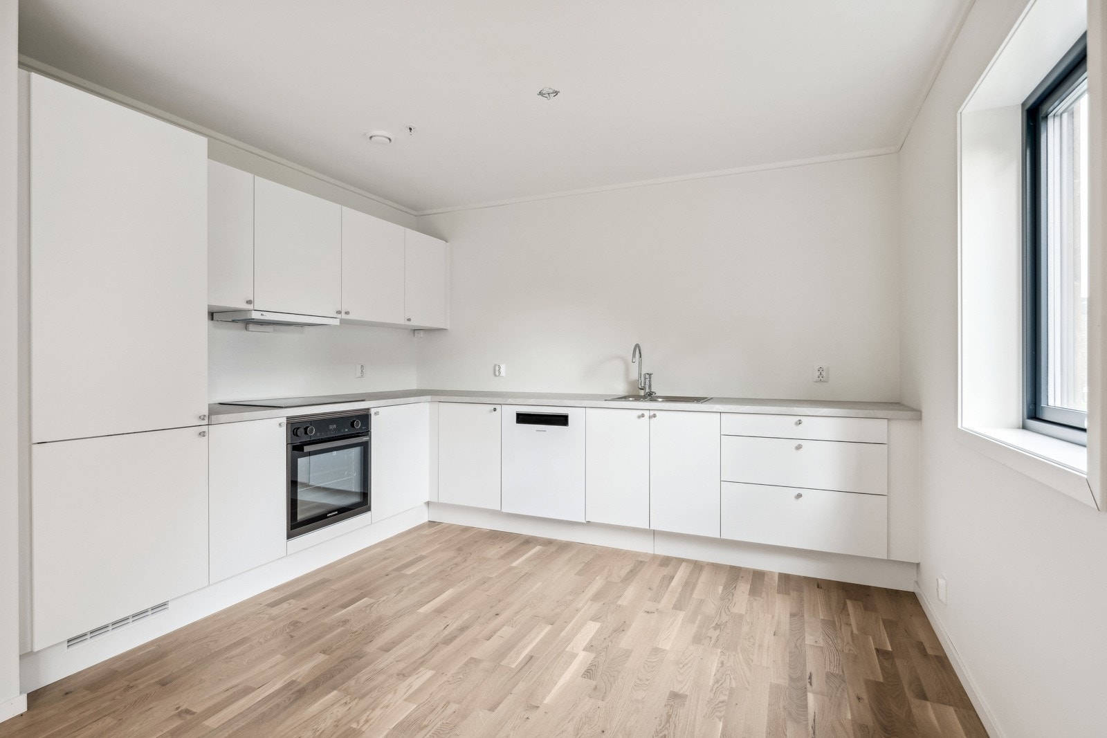 Kjøkken med integrerte hvitevarer Galleribilde