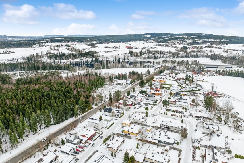 I Sørumsand er det skoler for alle alderstrinn, god offentlig kommunikasjon med både buss og tog, samt rikelig med gode servicetilbud og flere fasiliteter. Galleribilde