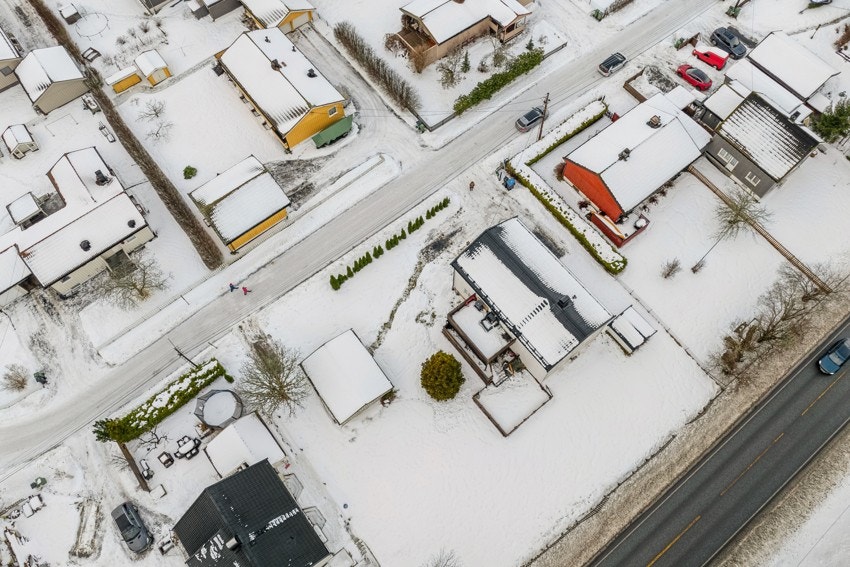 Eiendommen ligger i et barnevennlig og veletablert område ved Valsfeltet i Sørumsand i Lillestrøm kommune. Galleribilde