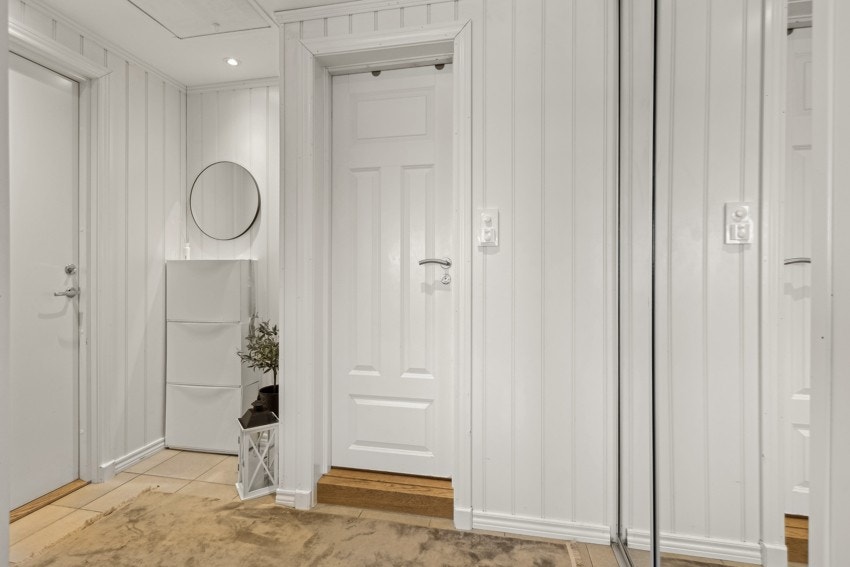 Entréen har lyse fliser med gulvvarme, noe som skaper en lun og innbydende velkomst. Galleribilde