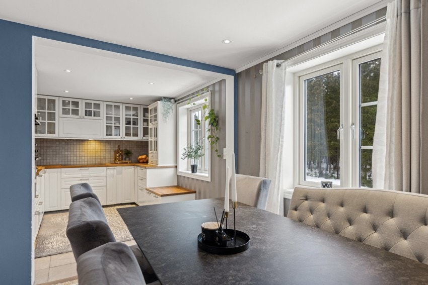 Her er det god plass til både sofagruppe og spisebord. Galleribilde