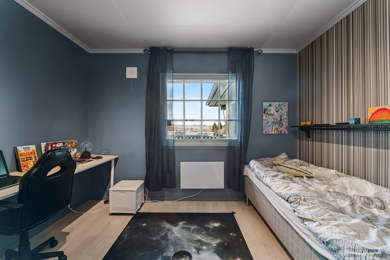 Soverom nr. 3. Romslig soverom med god plass til seng og soveromsmøbler. Galleribilde
