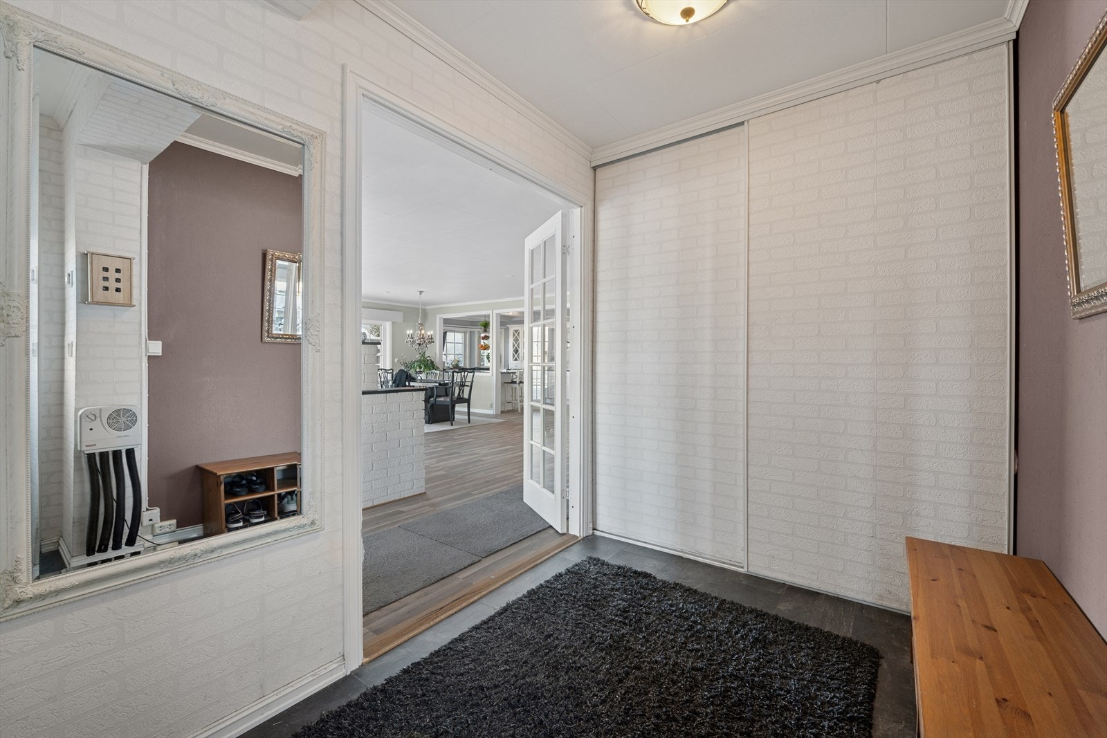 Fra entreen er det adkomst til stuen. Galleribilde