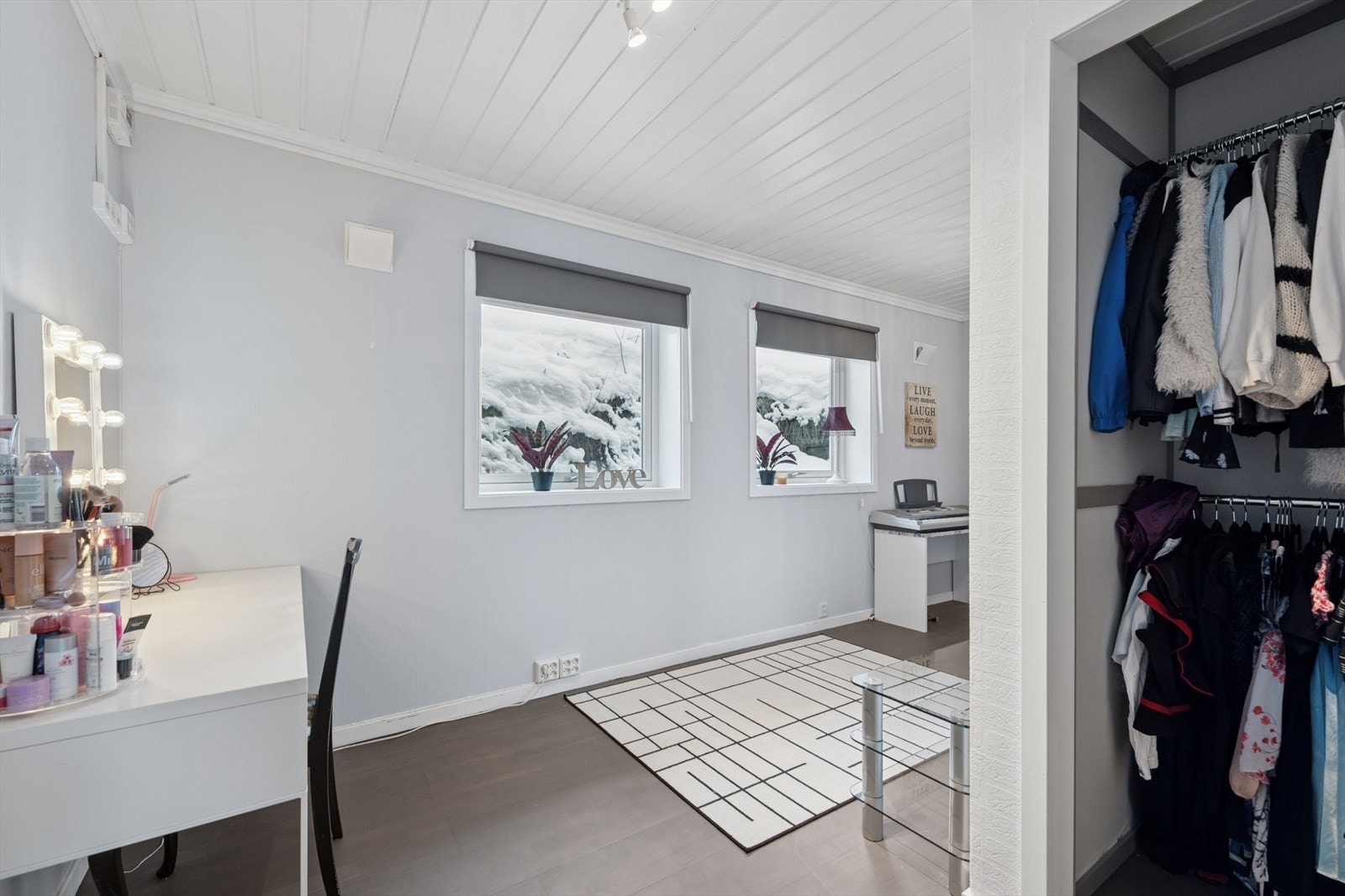 Soverom 2. På dette soverommet finner du en liten plassbygd garderobeløsning. Galleribilde