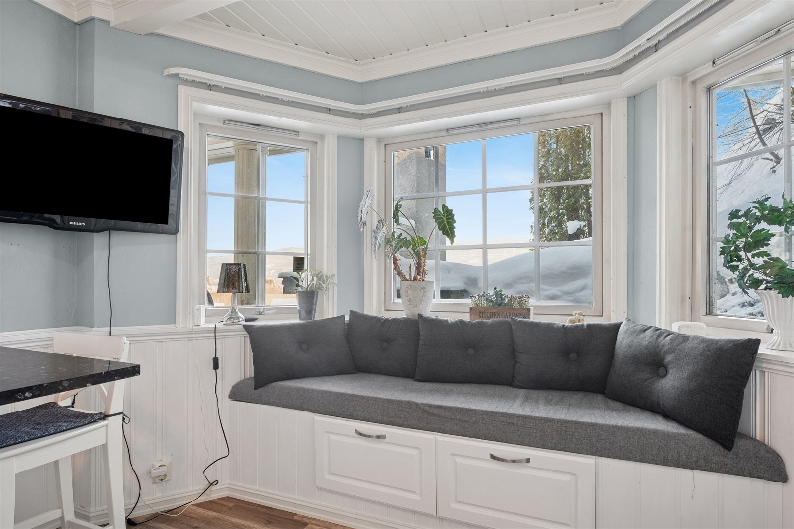 Ved vinduet er det montert en koselig sofa med lagringsplass under. Galleribilde