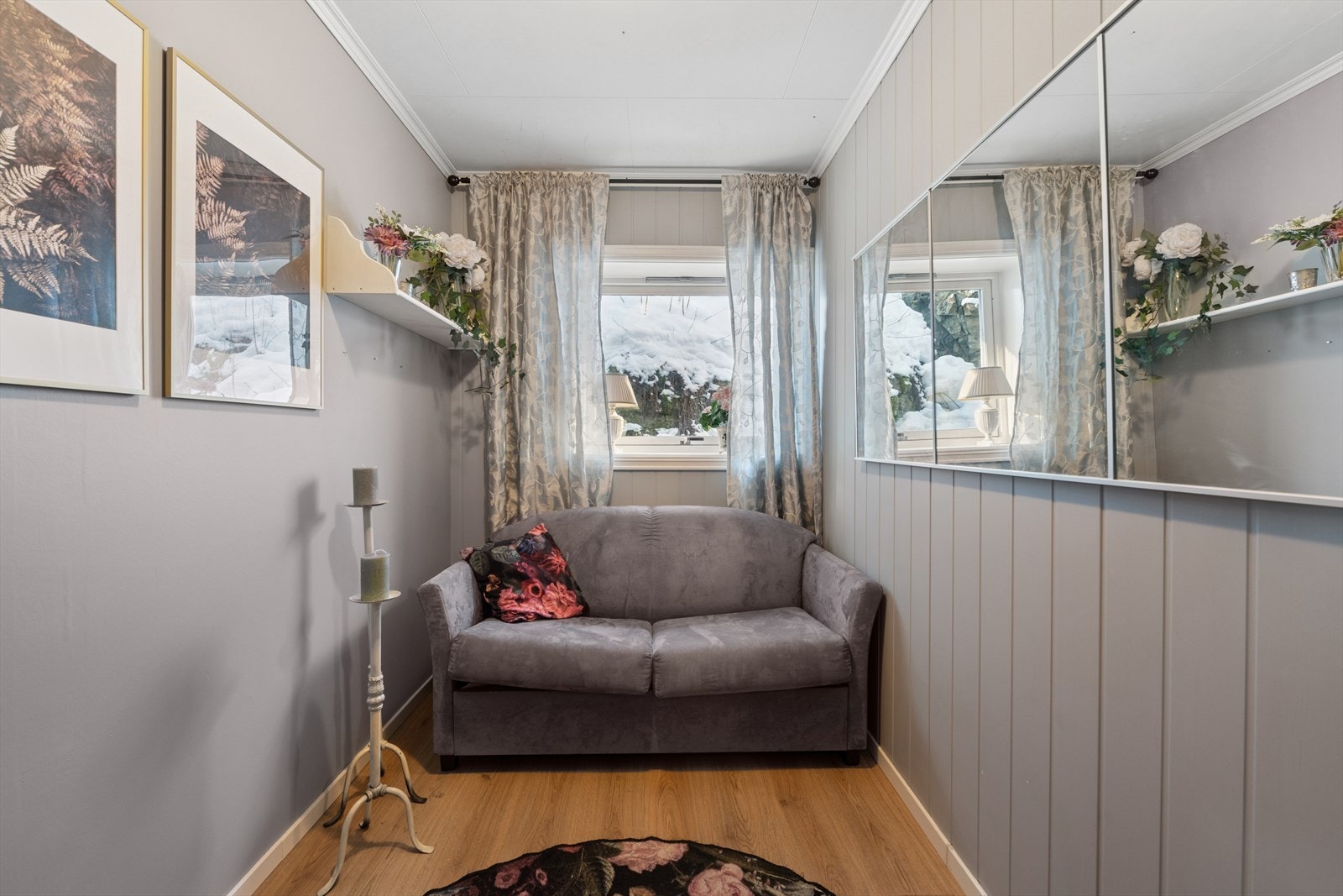 Liten stue/kontor. Galleribilde