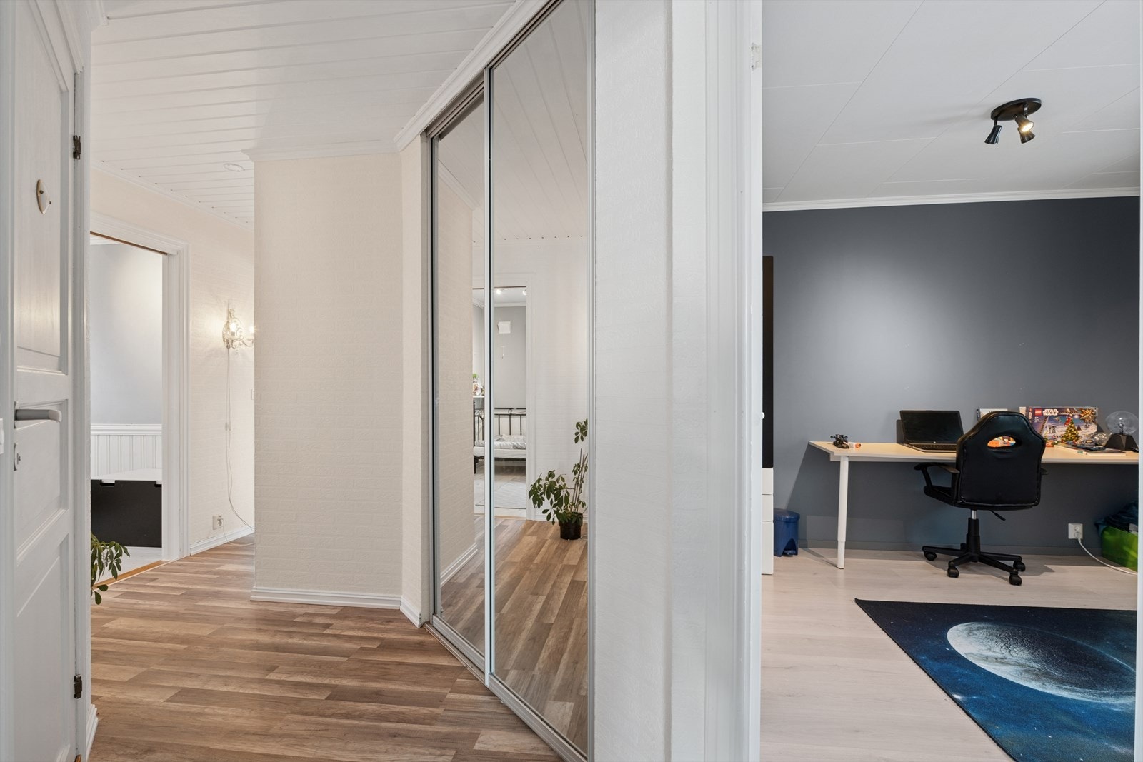 I gangen utenfor soverommene får du godt med oppbevaringsplass i en skyvedørsgarderobe. Galleribilde