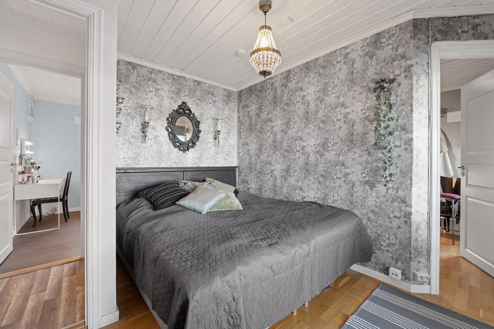 Dette soverommet har god plass til en stor seng og tilhørende møbler. Galleribilde