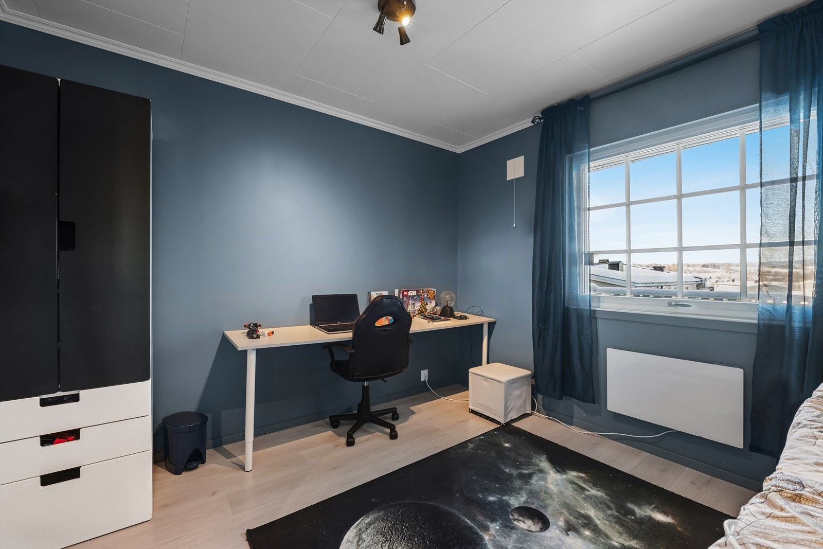 Soverommet har i tillegg plass til både skrivebord og garderobeløsning. Galleribilde