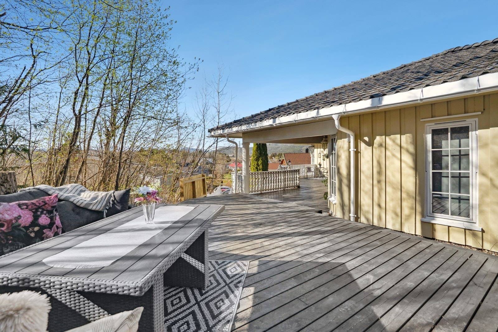Fin skjermet uteplass ved inngangspartiet. Galleribilde