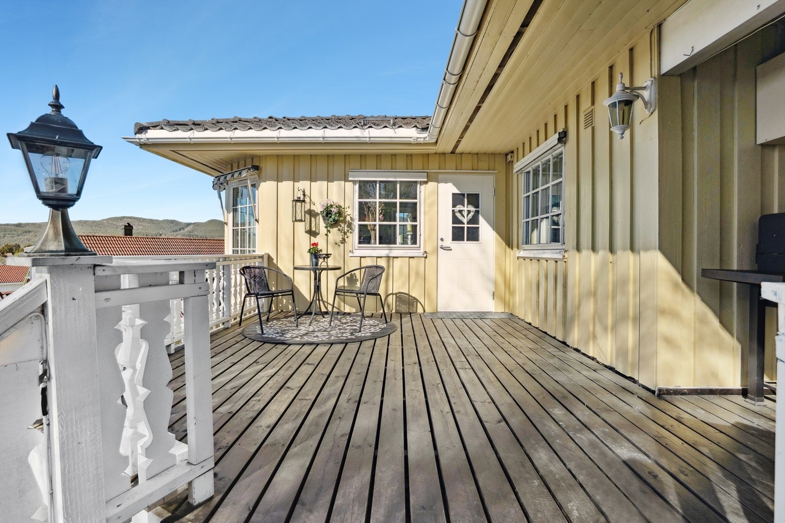 Inngangsparti fra stor terrasse som er delvis overbygget. Galleribilde