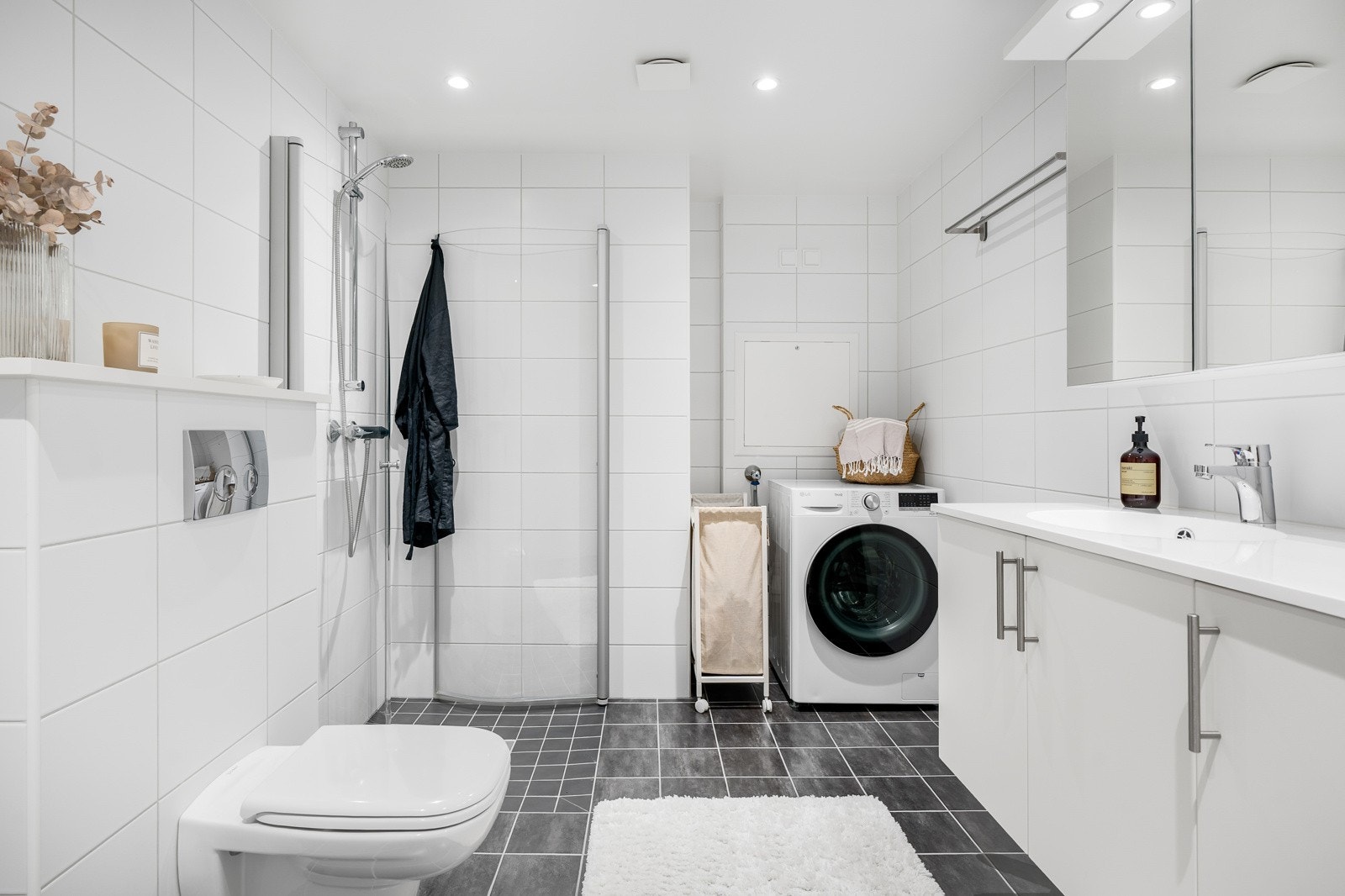 Badet er 7,5kvm, med vegghengt toalett og dusjhjørne. Videre har man opplegg for vaskemaskin og tørketrommel. Galleribilde