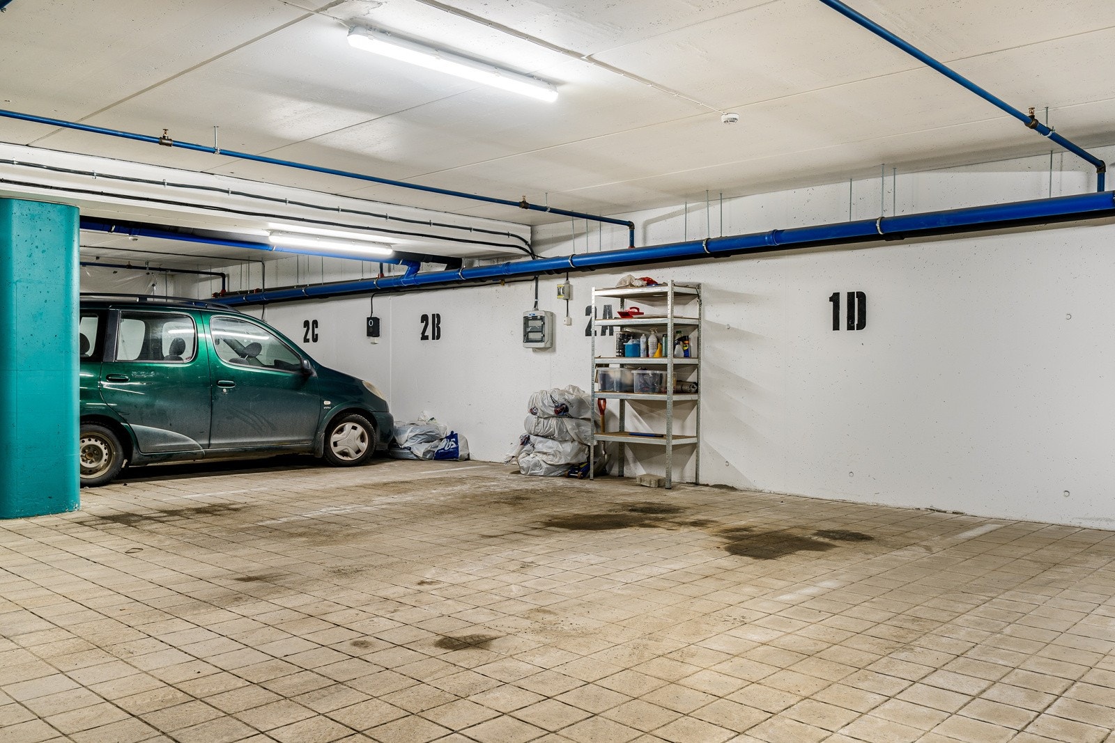 I parkeringskjelleren disponerer man en egen fast parkeringsplass. Her er det også mulig å montere elbil-lader for dem som behøver det. Det er p-plass merket "1D" som tilhører leiligheten. Galleribilde
