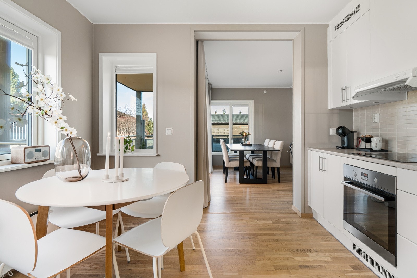 Alt av hvitevarer medfølger handelen. Hvor kjøkkenet er utstyrt med kombi kjøl-/fryseskap, ovn og platetopp fra Electrolux. Galleribilde