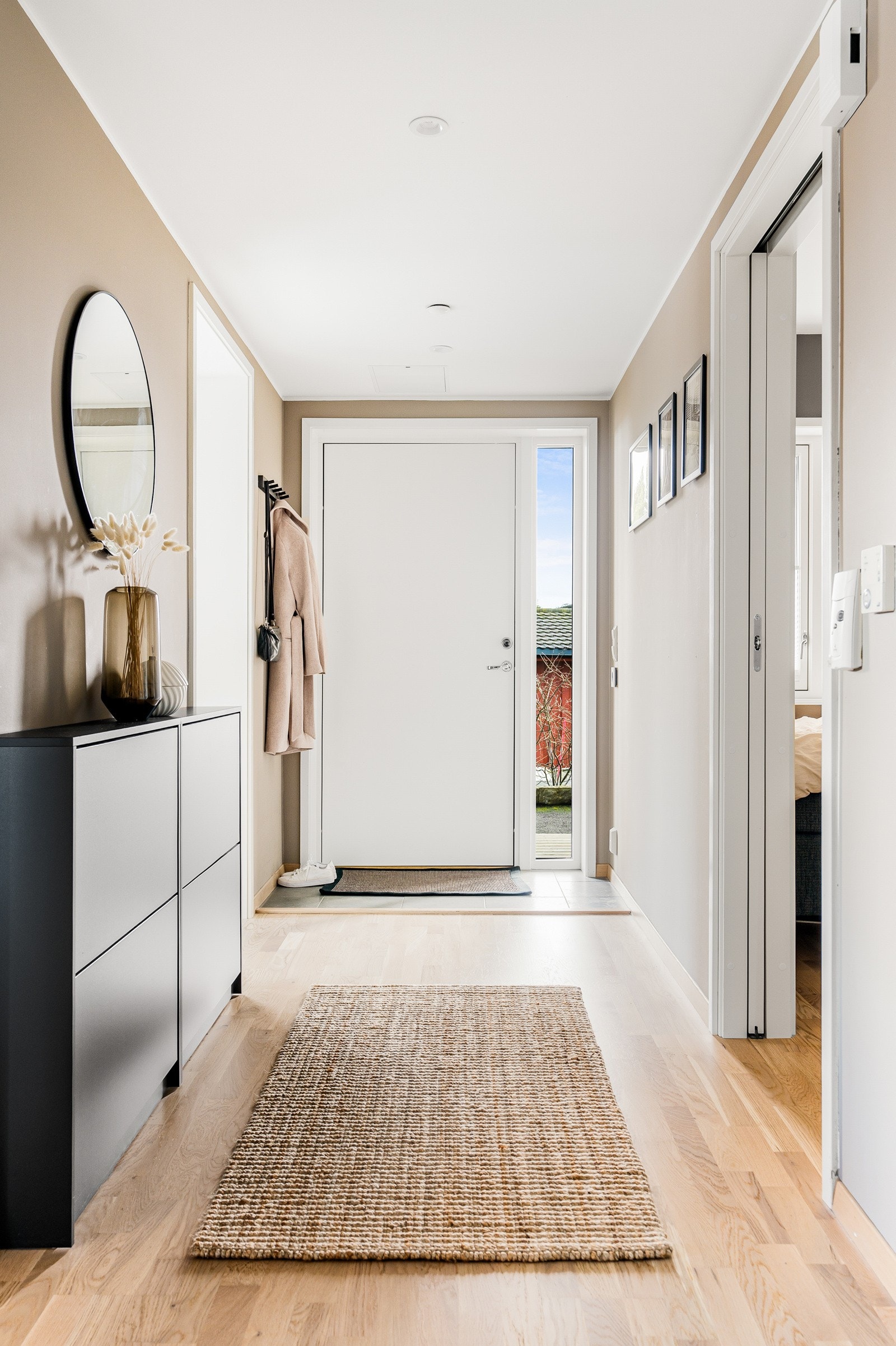 3-stavs eikeparkett, slette vegger og downlights/spotbelysning er gjennomgående i leiligheten. Her får man følelsen av at man kan senke skuldrene i det man kommer hjem fra arbeid, vel vitende om at det er flere år til oppussingsarbeider og modernisering. Galleribilde