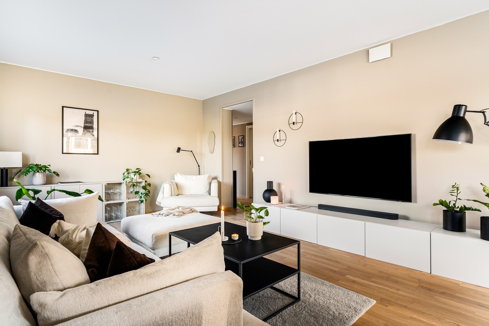 Sameiet har en kollektiv avtale med Telenor for levering av TV-/Bredbåndstjenester som er inkludert i felleskostnadene. Galleribilde