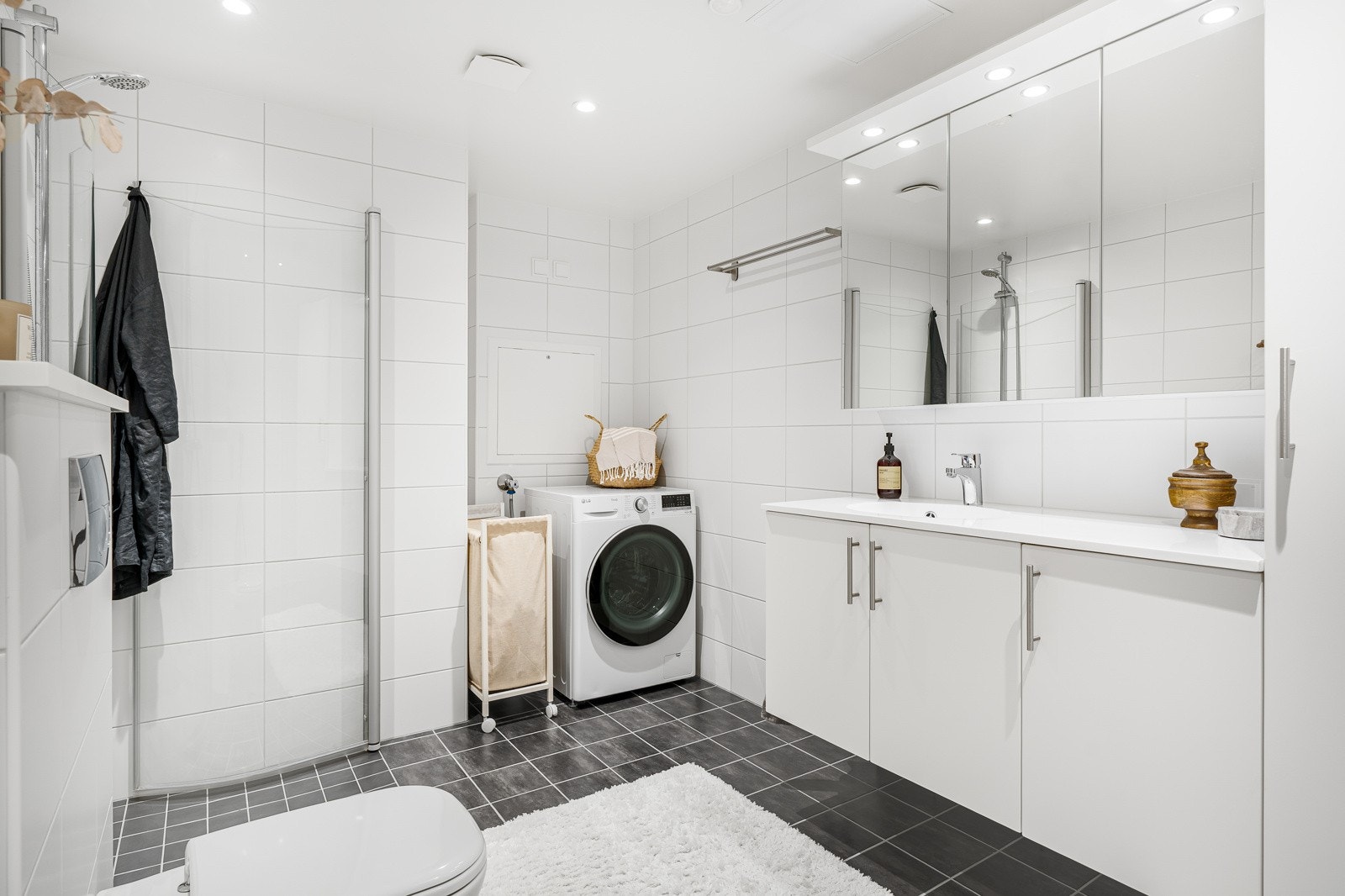 Badet er utstyrt med en stor baderomsinnredning og god belysning fra himling og innredningen. Praktisk for dem som ønsker litt ekstra oppbevaringsplass. Galleribilde