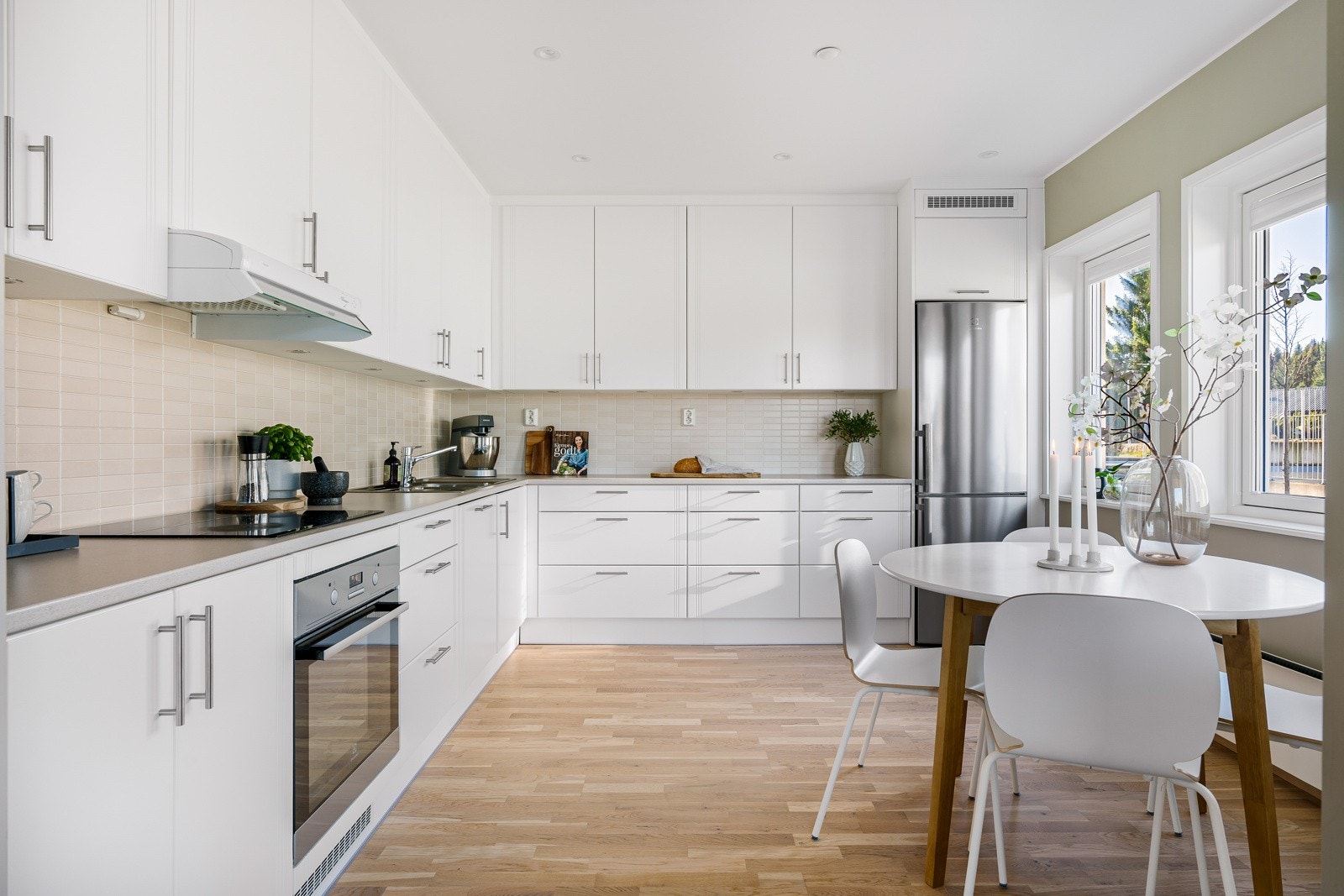 Fra byggeår ble det montert hvite fronter og beige mosaikkfliser til bakplate som igjen gir kjøkkenet et tidløst preg. Galleribilde
