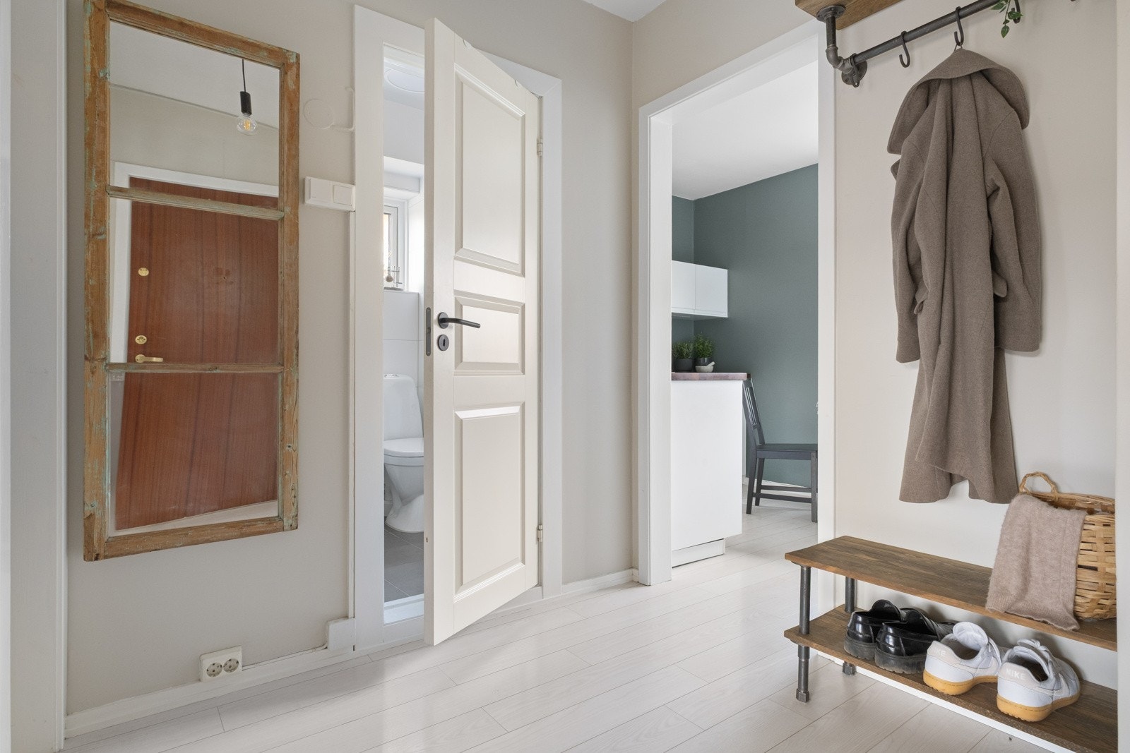 Den lyse entréen er et hyggelig første møte med boligen. Galleribilde