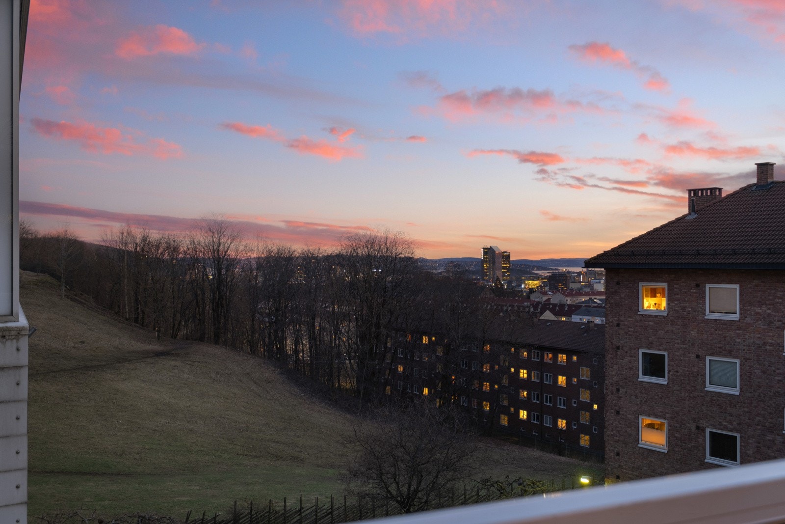 Balkongen ligger usjenert til, og har fint utsyn. Galleribilde