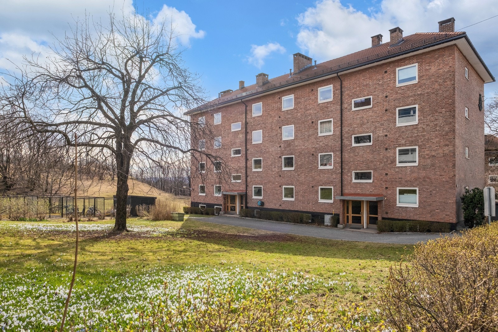 Boligen har umiddelbar nærhet til flotte turområder. Galleribilde