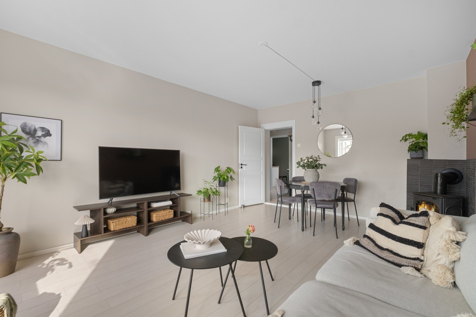 Stuen er av god størrelse og kan innredes med ulike soner for både egentid og sosialt samvær. Galleribilde