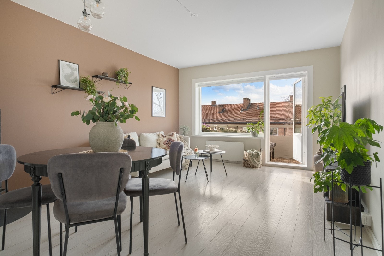 De lekre gulvene gir en fint samspill med det naturlige dagslyset. Galleribilde