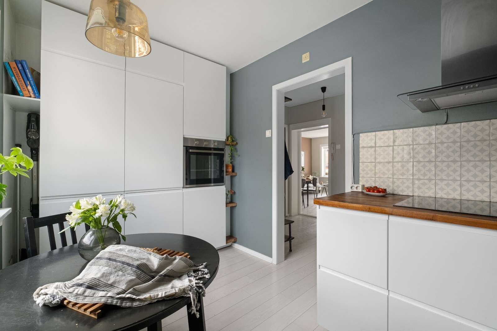 Kjøkkenet kommer med integrerte hvitevarer. Galleribilde