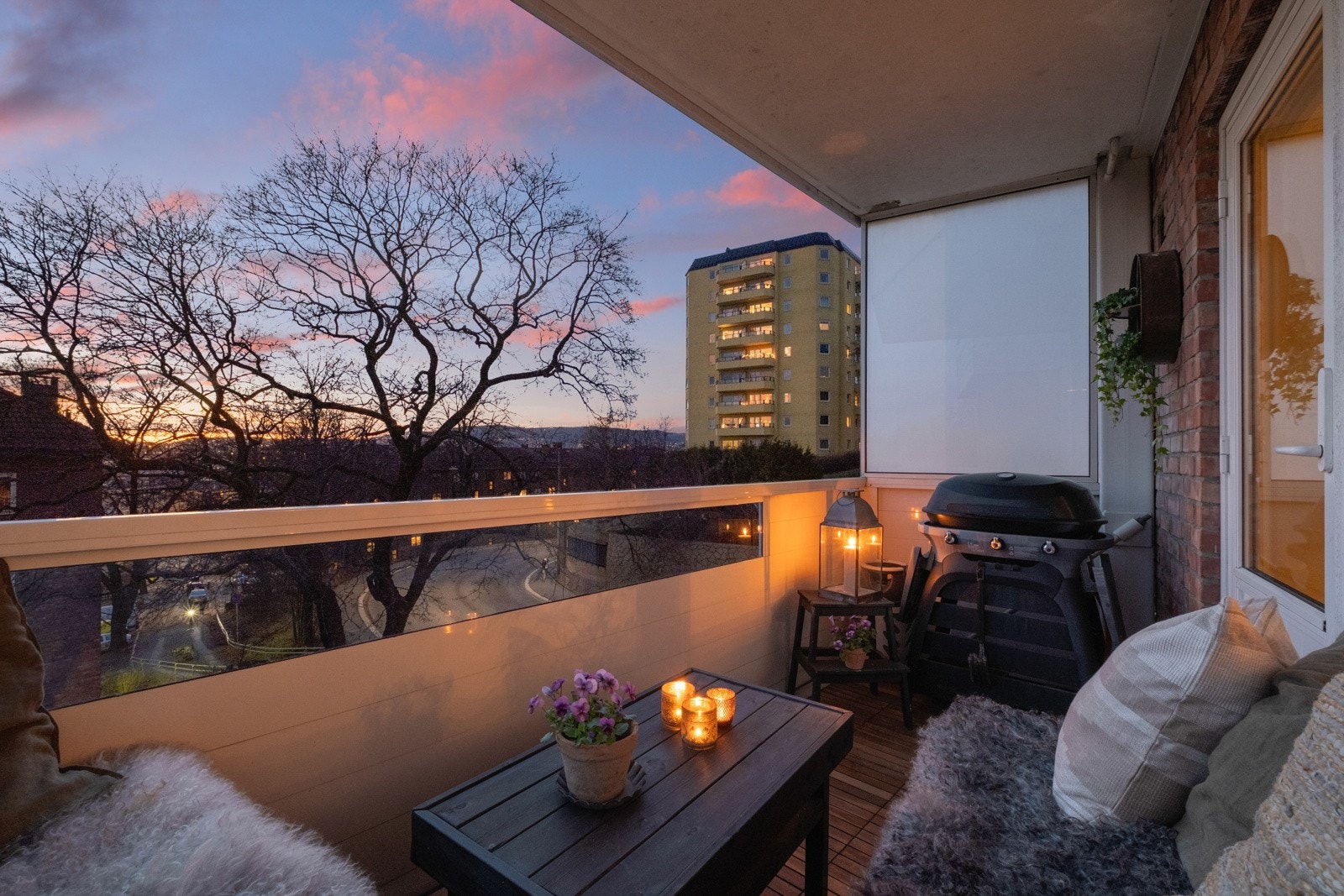 Den herlige balkongen forlenger stuen ut mot naturen. Galleribilde