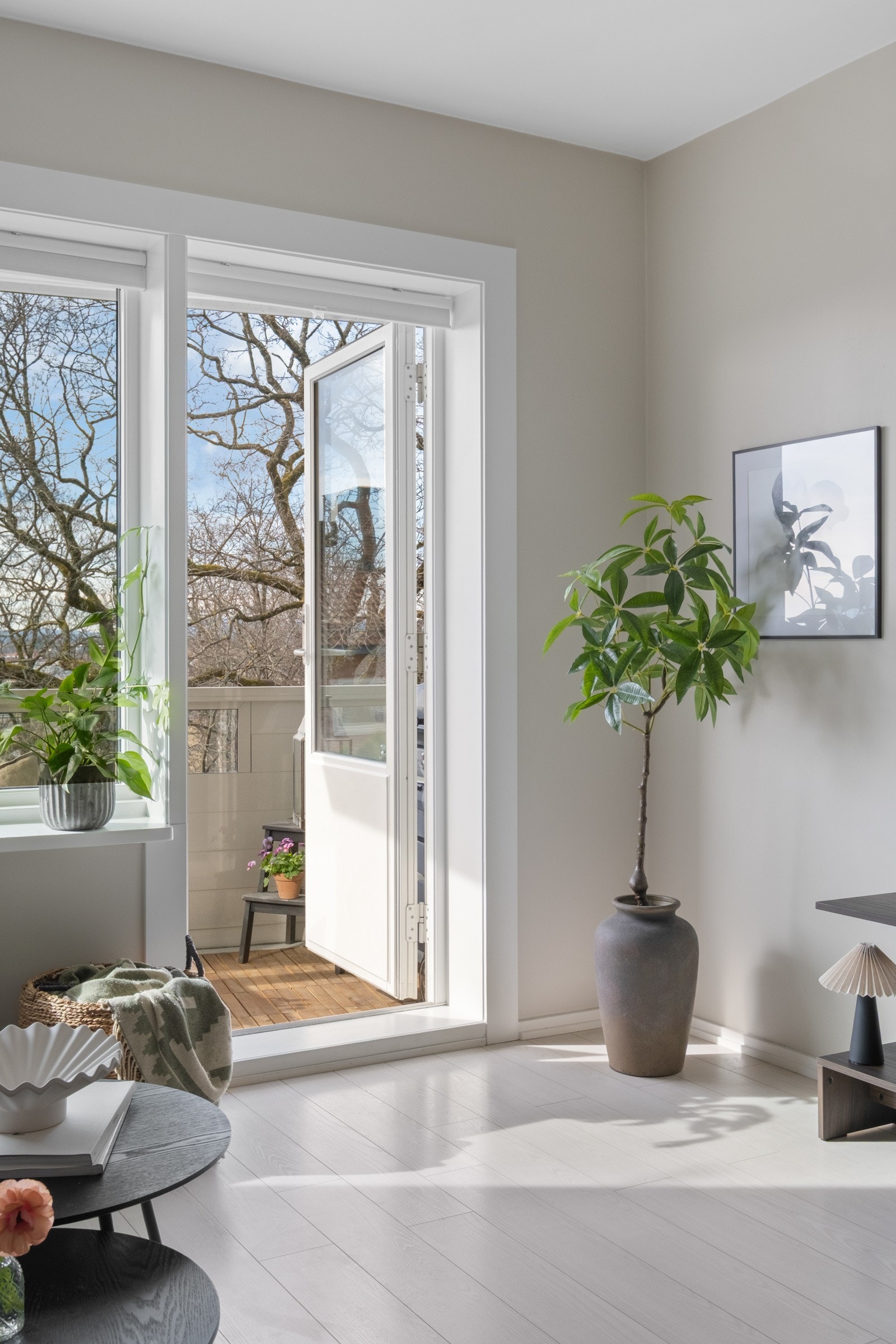 Stuen har meget gode lysforhold. Galleribilde